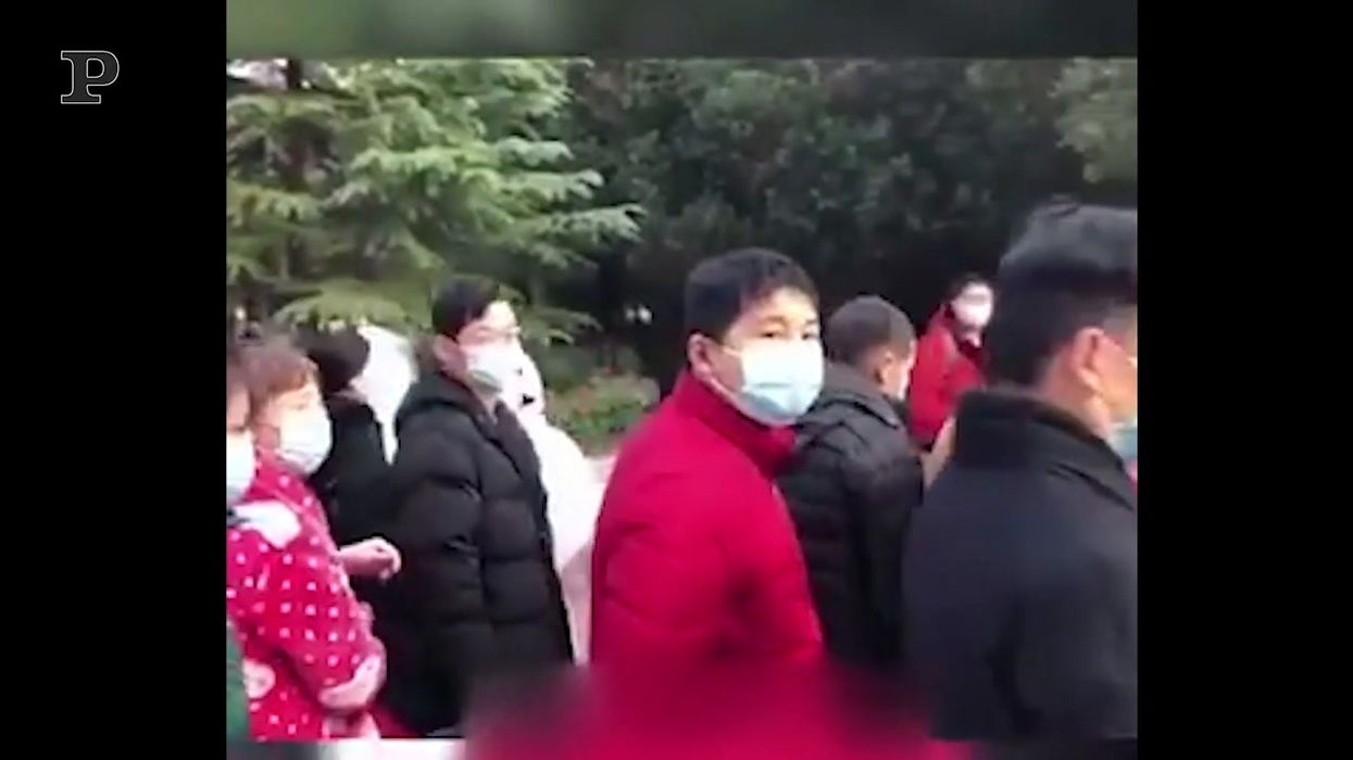 Coronavirus, guariti escono dall'ospedale di Wuhan