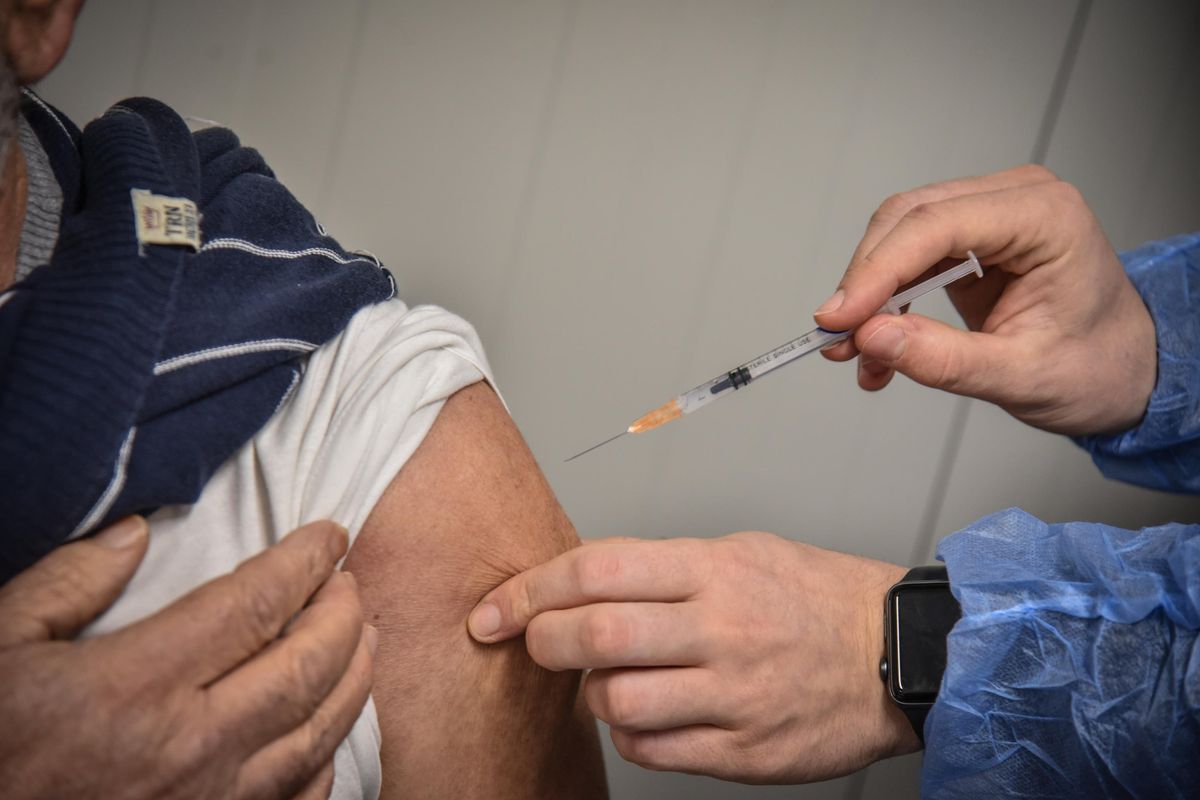 Covid: casi in aumento. Ipotesi open day per i vaccini