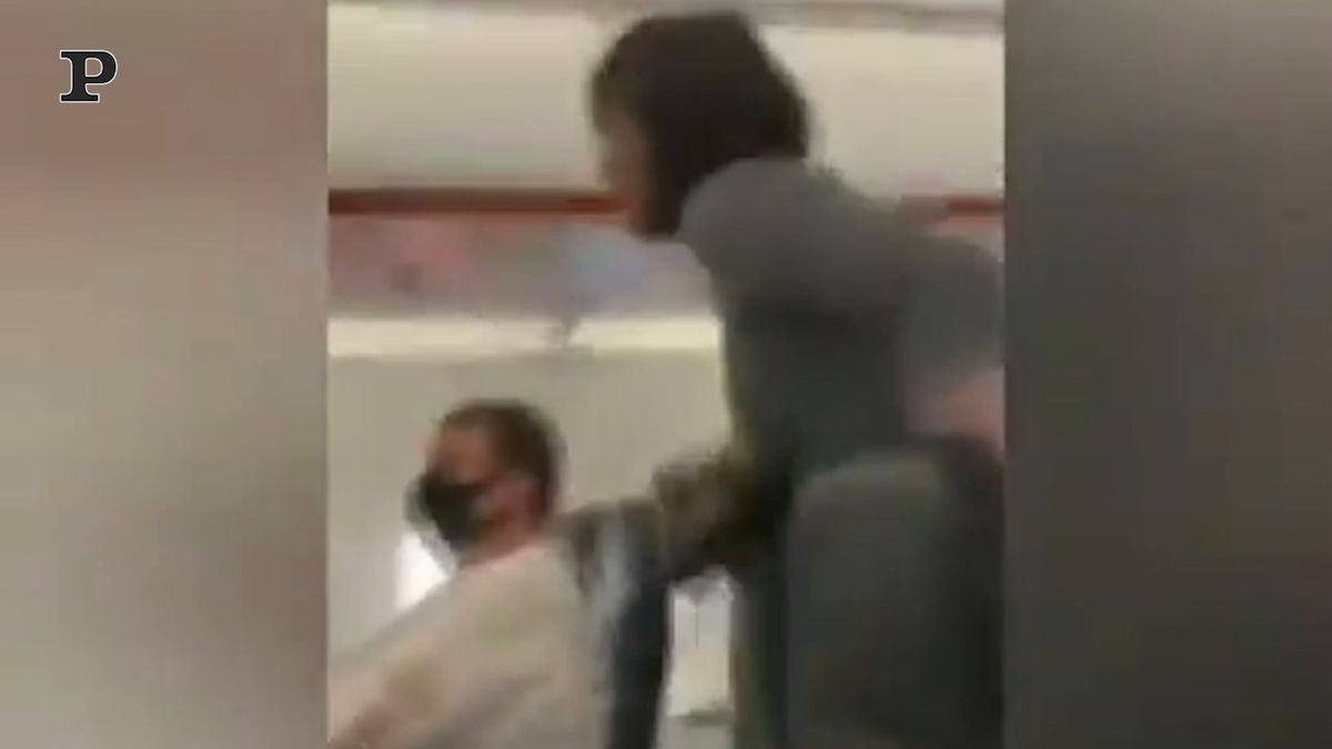 Donna senza mascherina allontanata dall'aereo tossisce sui passeggeri | video