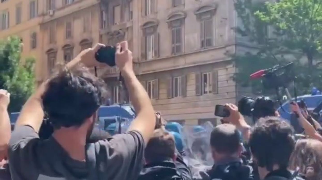 Scontri a Roma tra Polizia e manifestanti agli Stati Generali della Famiglia | video