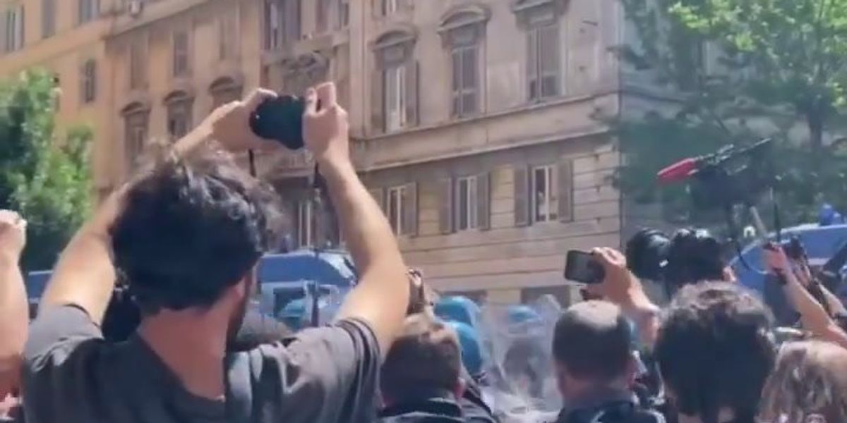 Scontri a Roma tra Polizia e manifestanti agli Stati Generali della Famiglia | video
