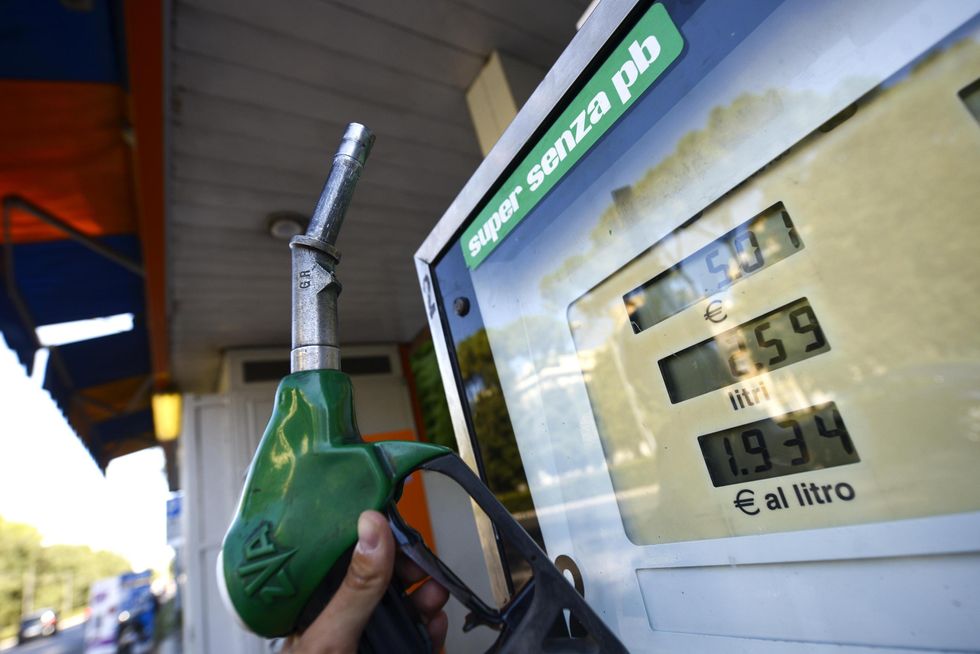 Benzina, è allarme prezzi: a un passo dai 2 euro al litro