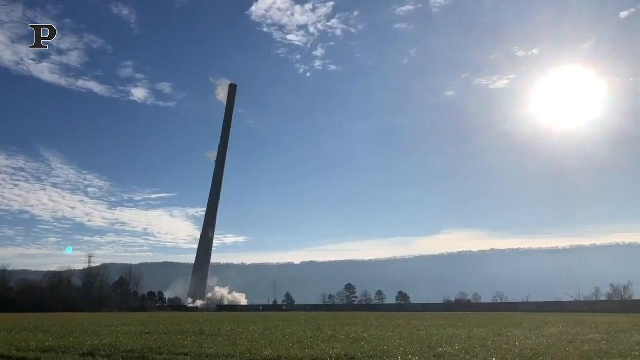 Usa, demolita una ciminiera alta 300 metri | video