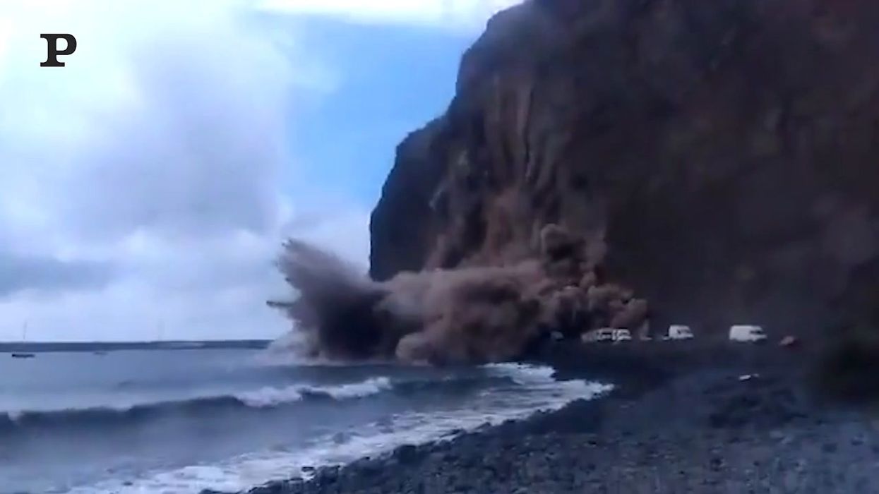 Canarie, il momento del crollo di una parte della scogliera a La Gomera | video