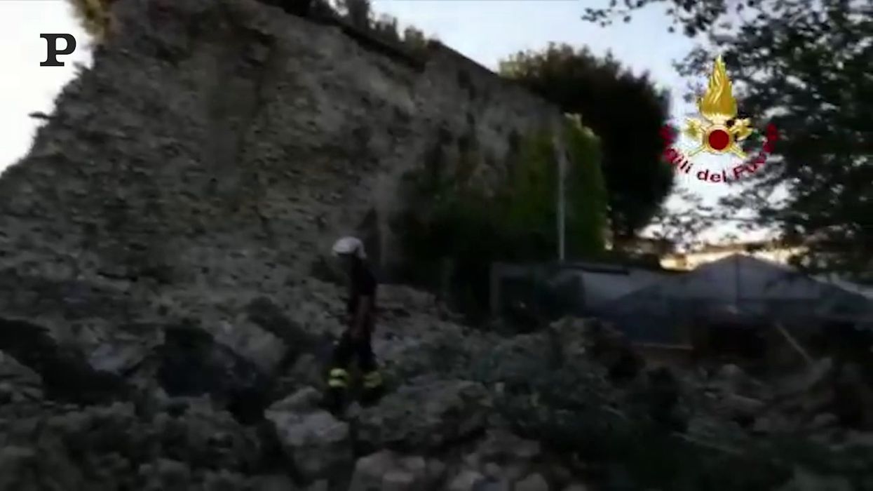 Pistoia, crollano le mura storiche | video