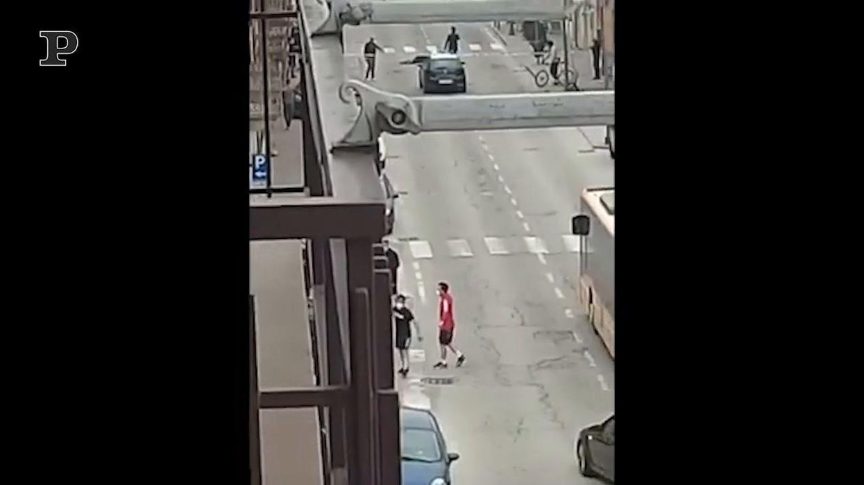 Cuneo, rapina in gioielleria: il titolare spara e uccide due banditi | video