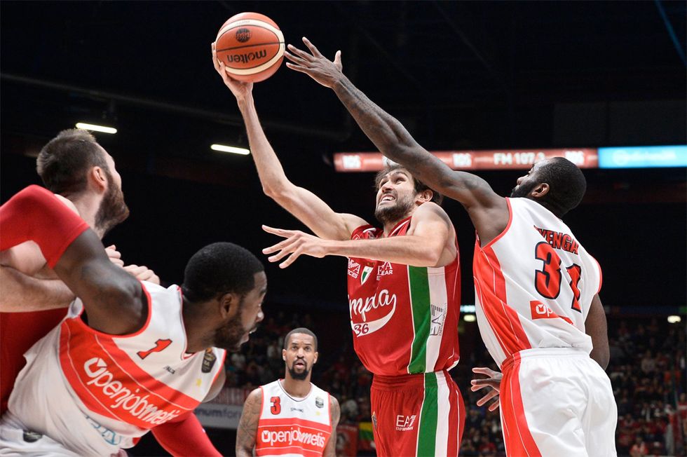 Basket, Serie A: derby e fuga per l'EA7 Milano, record al tiro per Della Valle