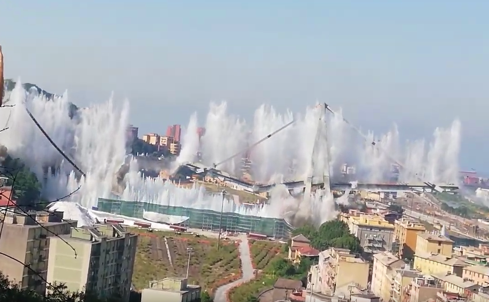 demolizione esplosione Ponte Morandi Genova Video