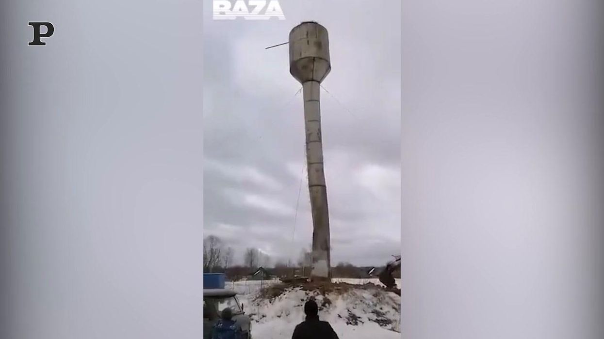 Demolizione comica di un torre idrica in Russia | video