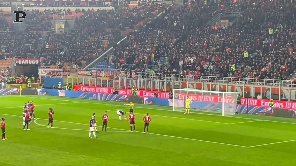 Derby Milan-Inter, Lautaro sbaglia il rigore decisivo | video