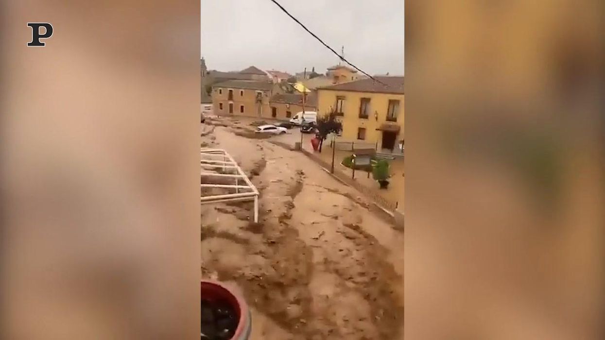 Devastante alluvione in Spagna: auto ed alberi travolti dalla corrente