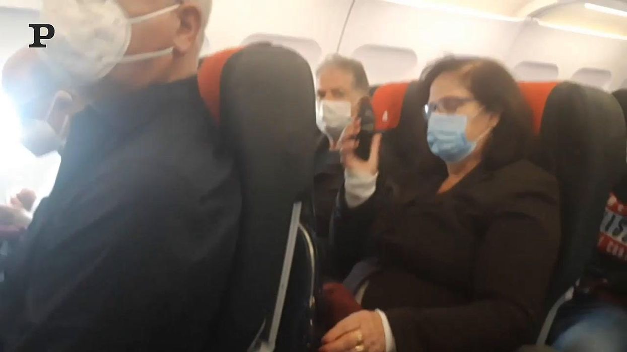 Nessun distanziamento anti Covid sul volo Cagliari-Roma di Alitalia | video