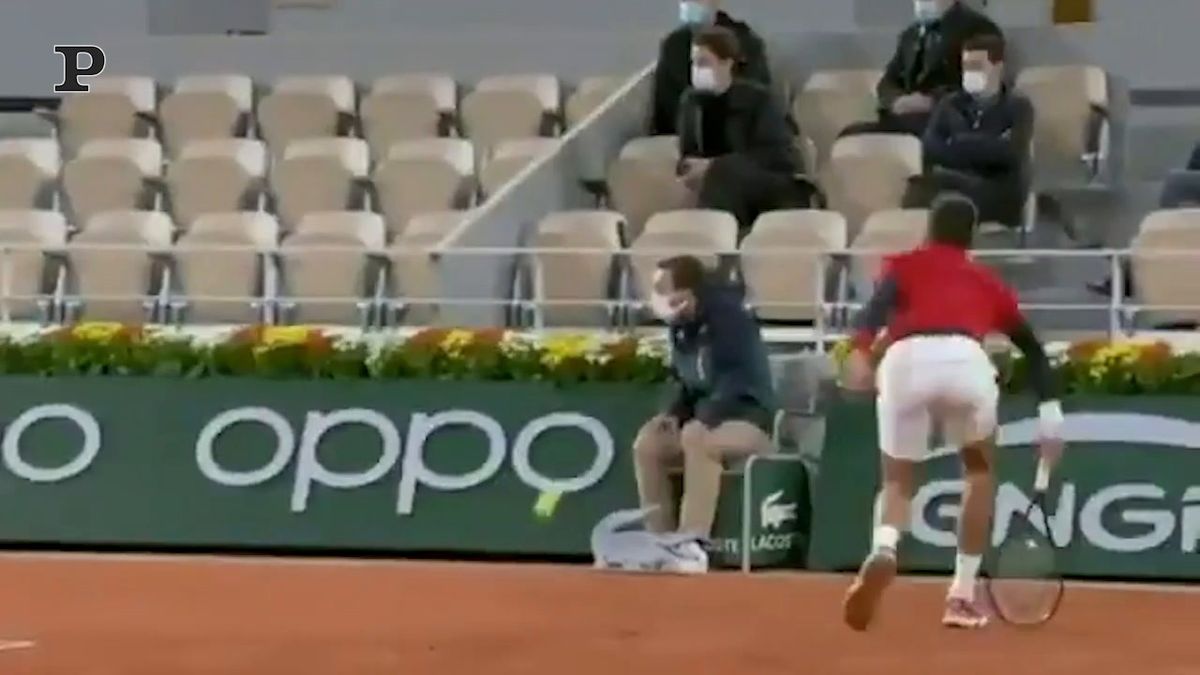 Novak Djokovic colpisce di nuovo un giudice di linea al Roland Garros | video