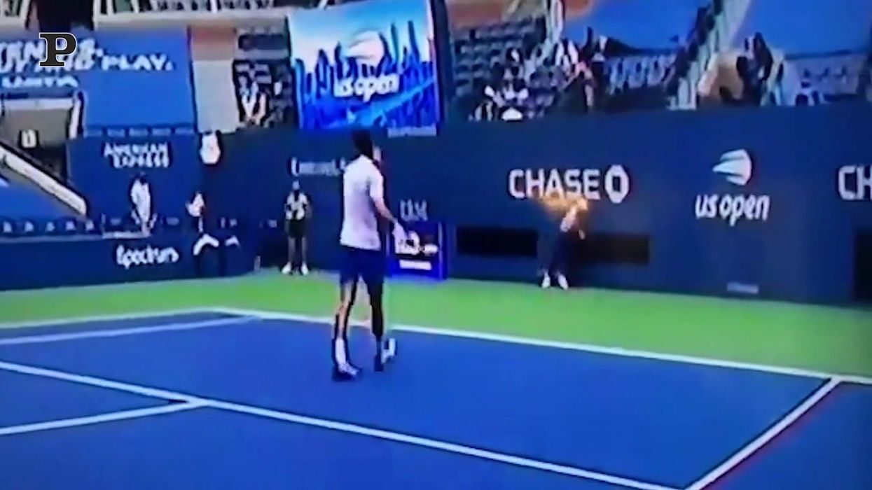 Djokovic squalificato agli Us Open per aver colpito un giudice con una pallinata | video