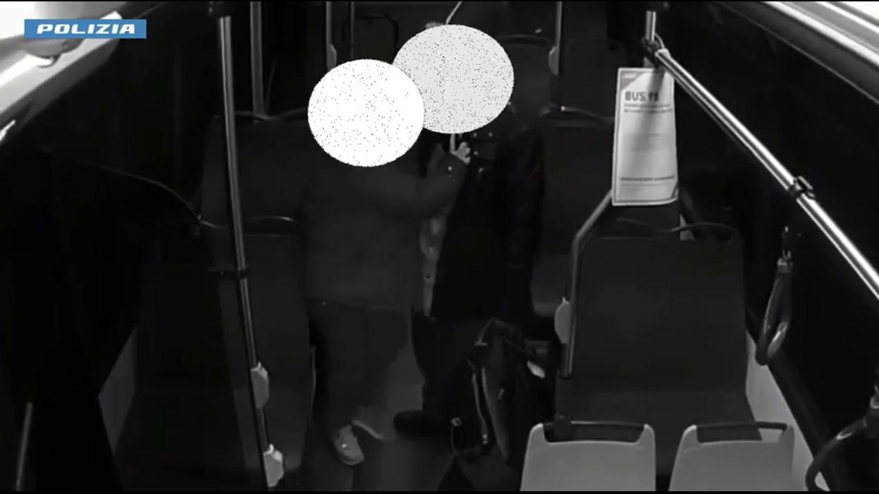 Donna accoltellata sull'autobus a Milano dall'ex compagno | video