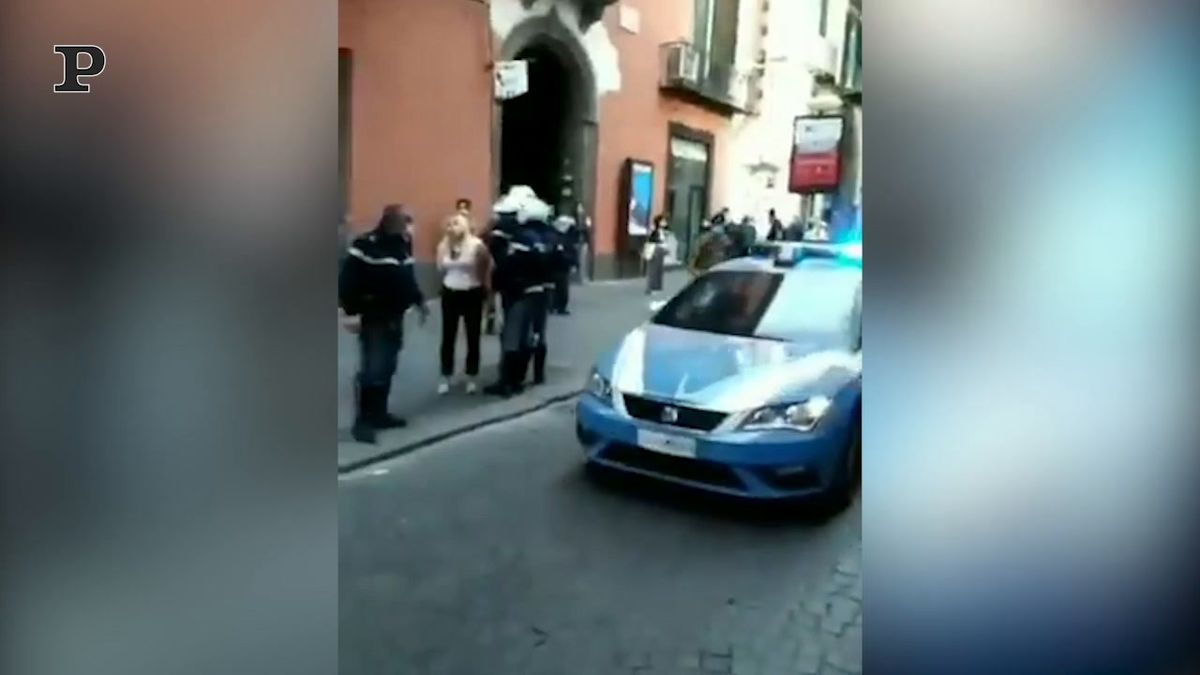 Napoli, rifiuta di indossare la mascherina e cerca di colpire un agente - arrestata | video