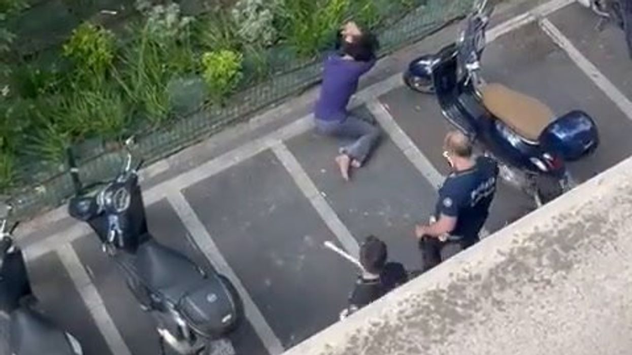Donna colpita a manganellate da agenti della Polizia Locale di Milano | video