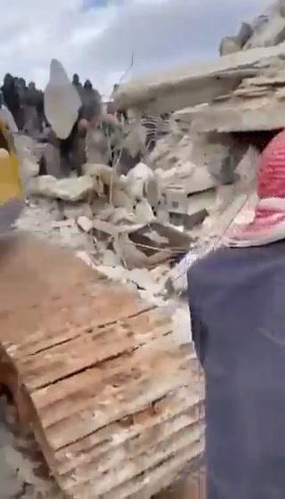 Terremoto in Siria: donna partorisce sotto le macerie | video