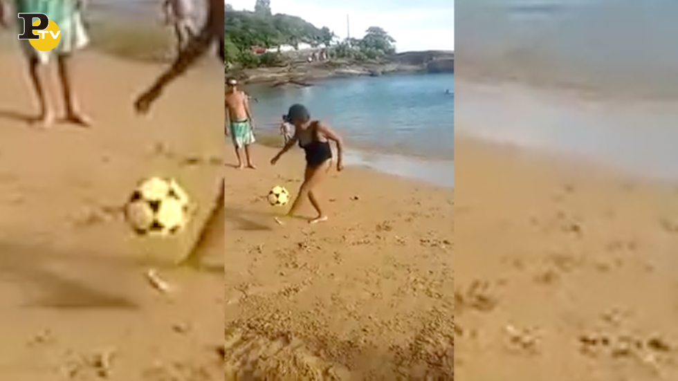 donna Ronaldinha palleggia spiaggia piedi nudi calcio video