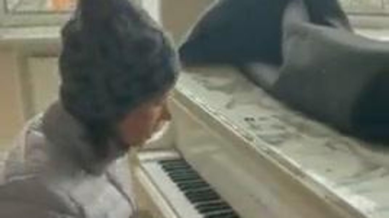 Pianista suona il pianoforte per l'ultima volta nella sua casa a Kiev | video