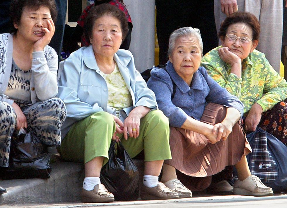 Nonne a luci rosse a Seul, vendono sesso per fame
