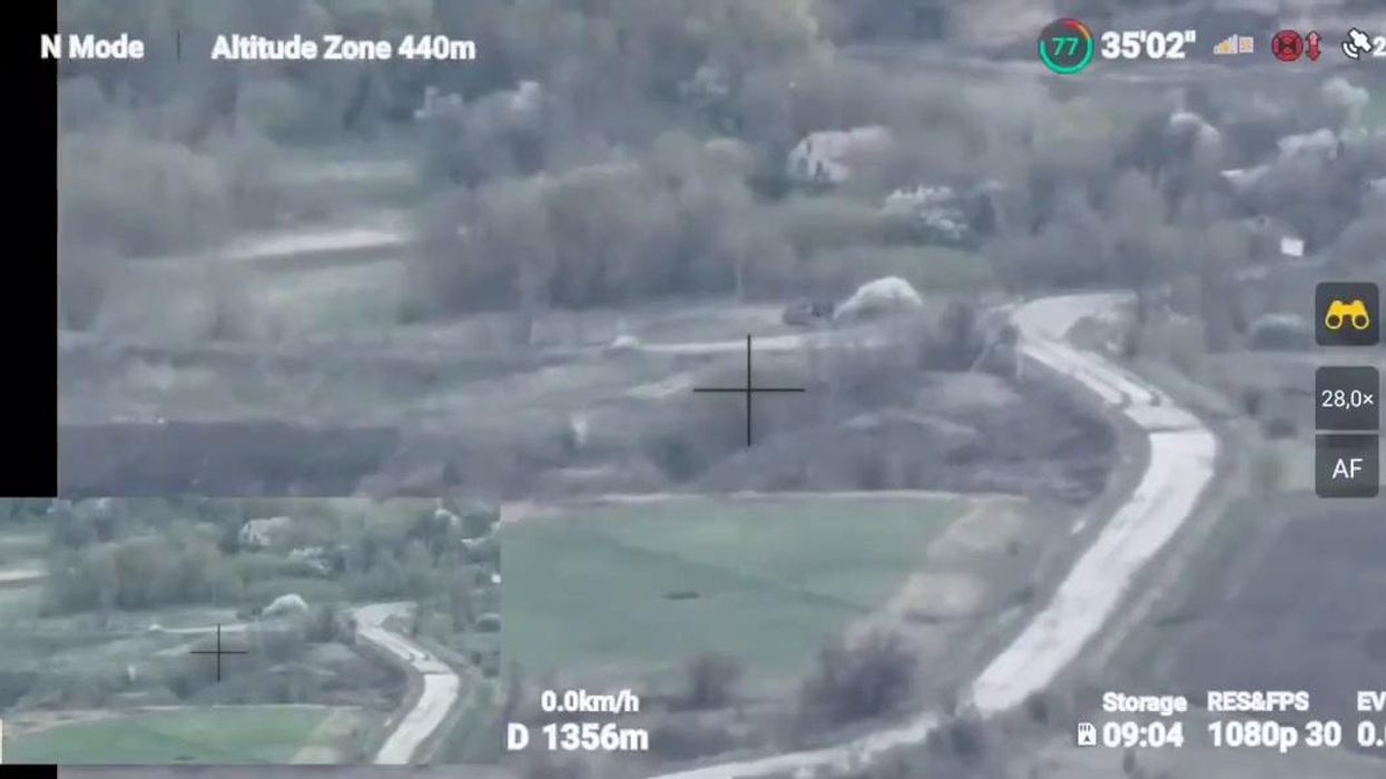 Drone kamikaze ucraino distrugge carro russo | video