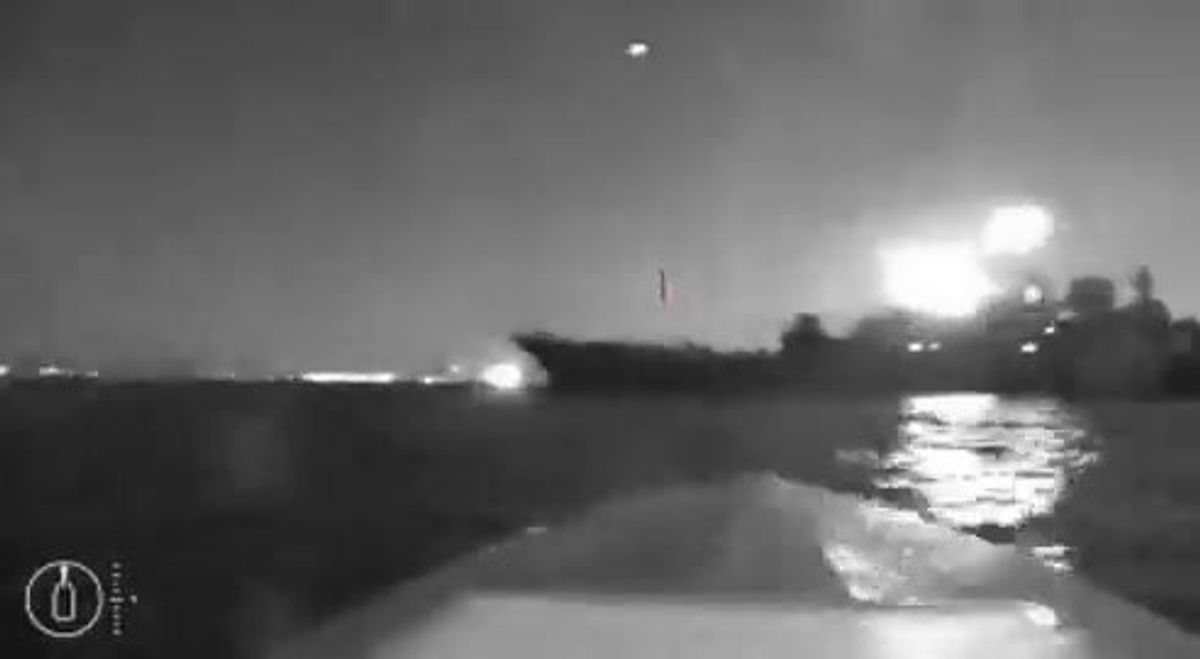 Drone marino dell'Ucraina attacca nave russa a Novorossijsk | video