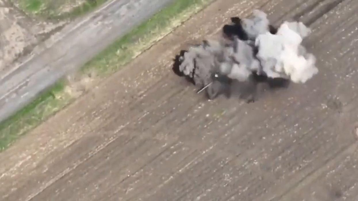 Drone ucraino distrugge carro armato russo su un campo coltivato