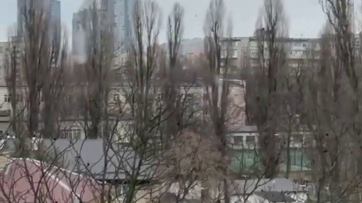 Kiev colpita da missili e droni russi. Bambini di una scuola scappano nei rifugi | video