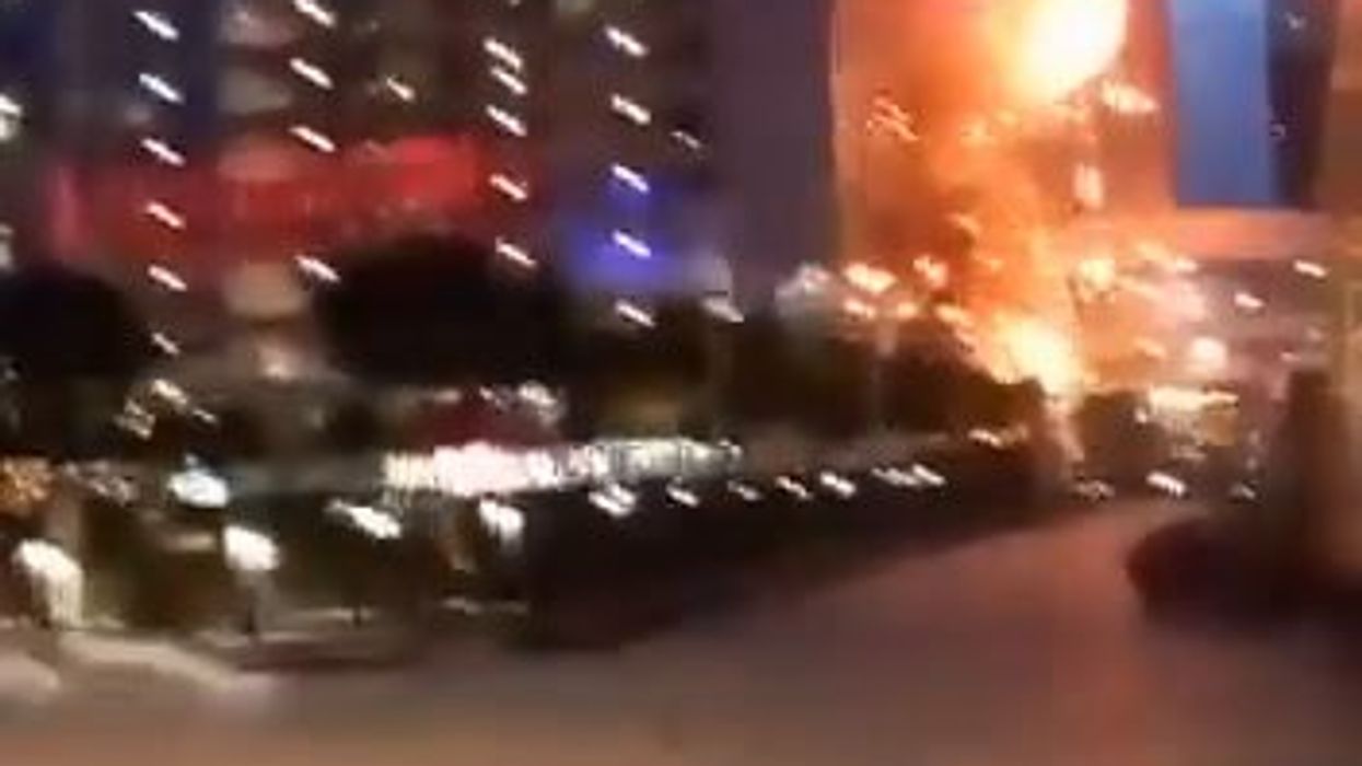 Droni ucraini su Mosca colpiscono un edificio | video