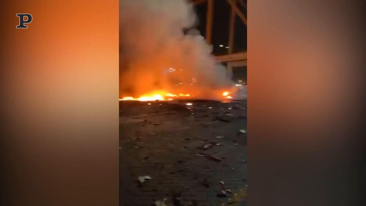 Dubai, gigantesca esplosione nel porto | video