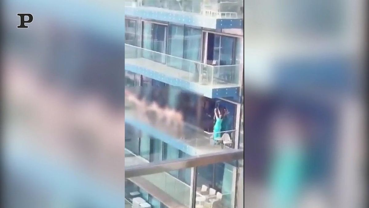 Dubai, 12 modelle nude sul balcone: arrestate | video