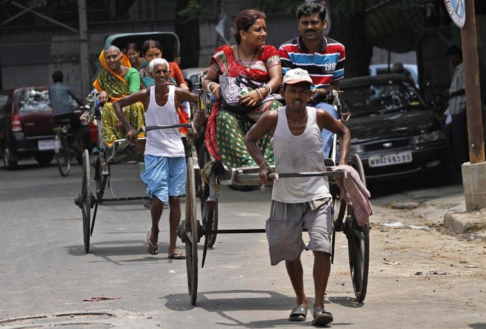 I "cavalli umani" di Calcutta entrano in sciopero. Per impedire al governo di negargli il diritto di trascinare (a piedi) i loro risciò
