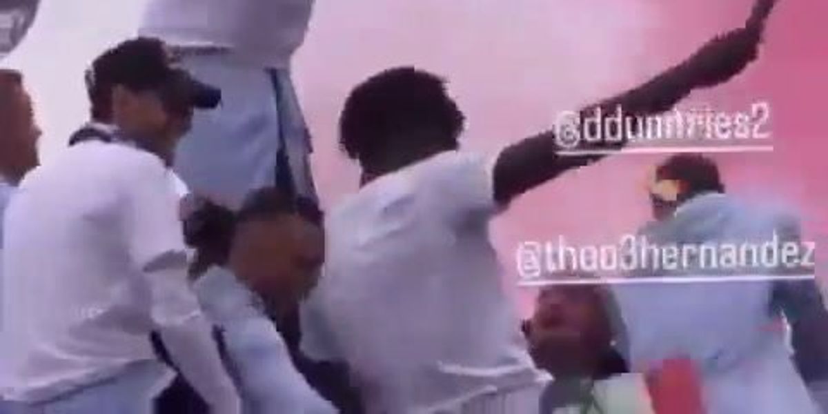 Dumfries, striscione offensivo contro Theo Hernandez nella festa scudetto Inter I video