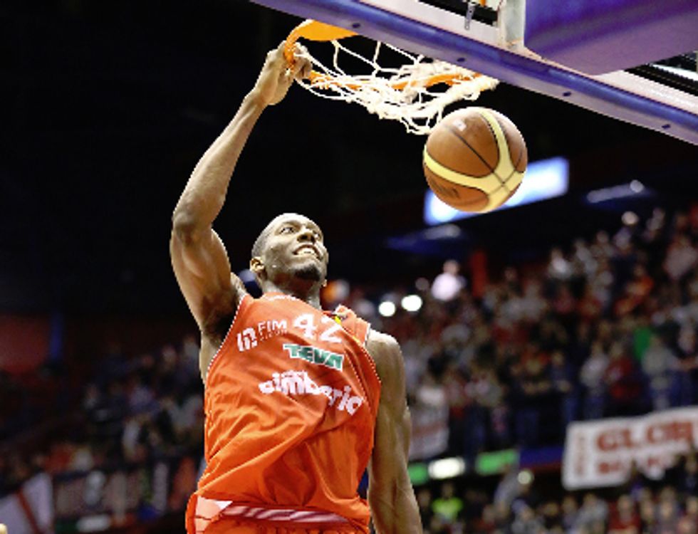 Basket - serie A: Milano e Roma bocciate da Varese e Sassari