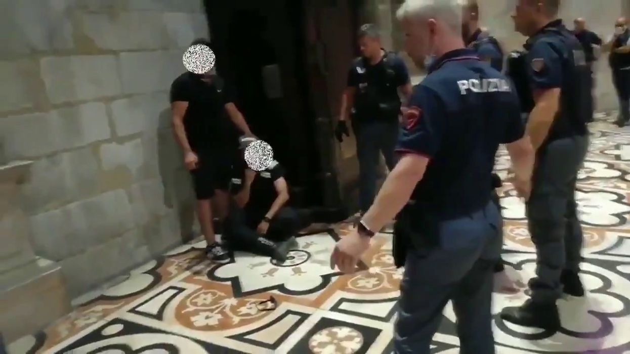 Vigilante preso in ostaggio in Duomo a Milano | video
