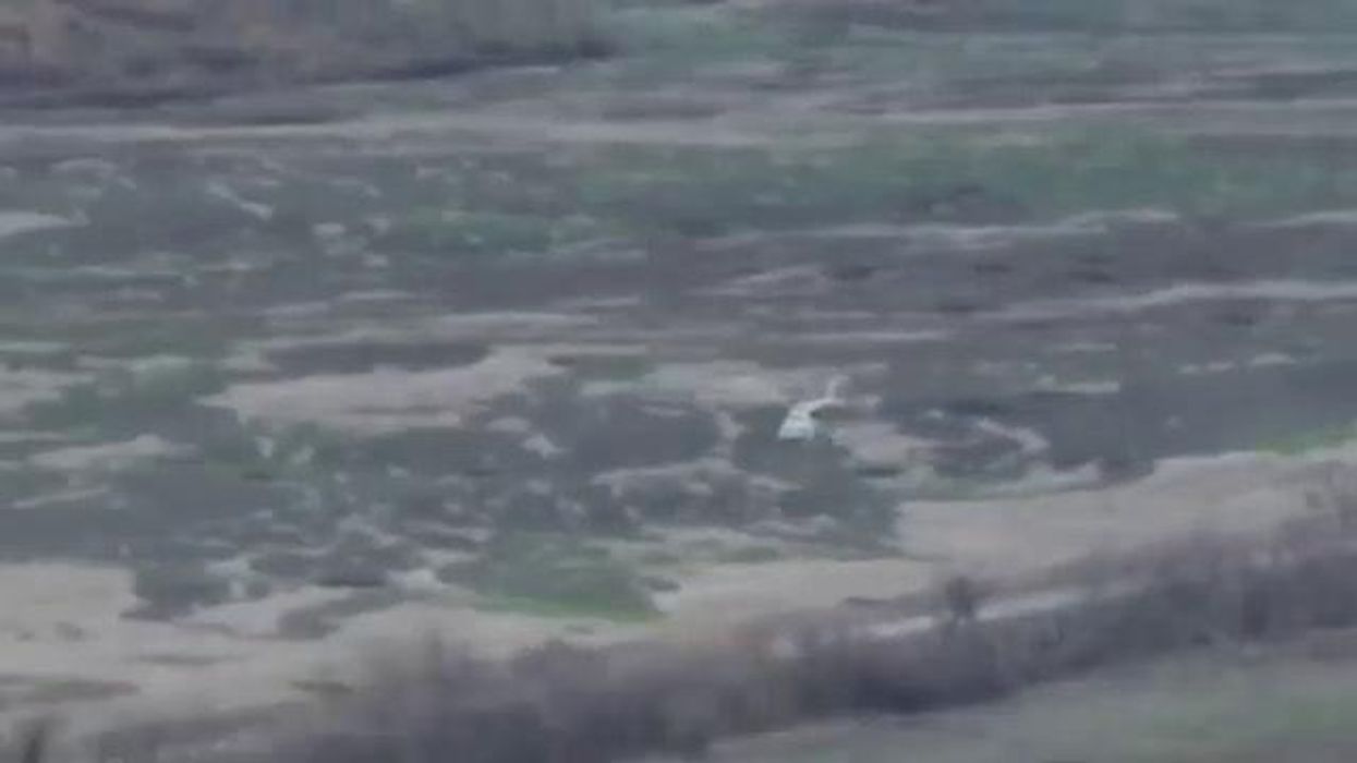 Difesa ucraina abbatte elicottero Mi-8 russo I video