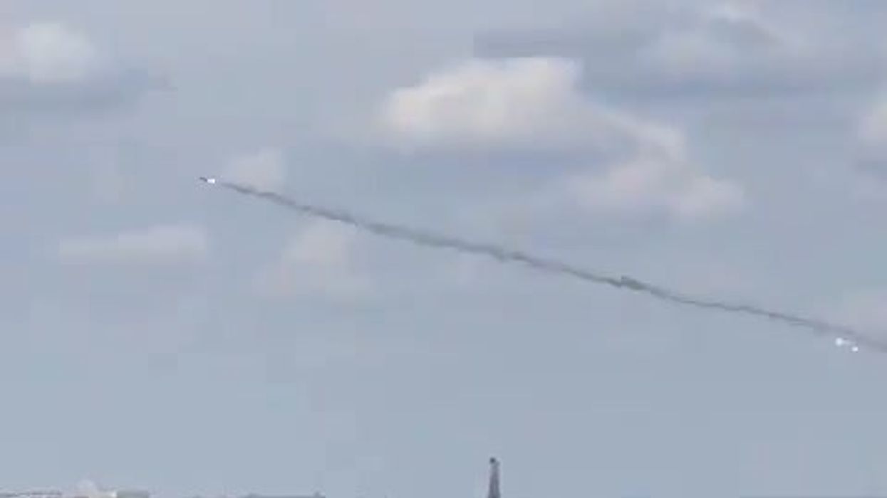 Elicottero russo evita missile scagliato dai soldati della Wagner | video