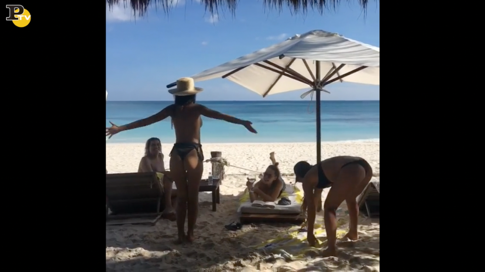 emily Ratajkowski video balletto sexy spiaggia topless