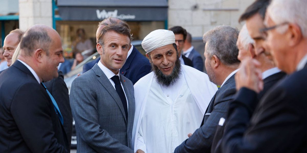  Emmanuel Macron con l'imam di Parigi Khaled Larbi 