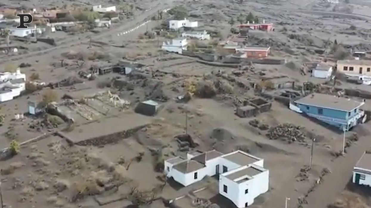 Eruzione a La Palma, l'isola ricoperta da uno spesso manto di cenere | video
