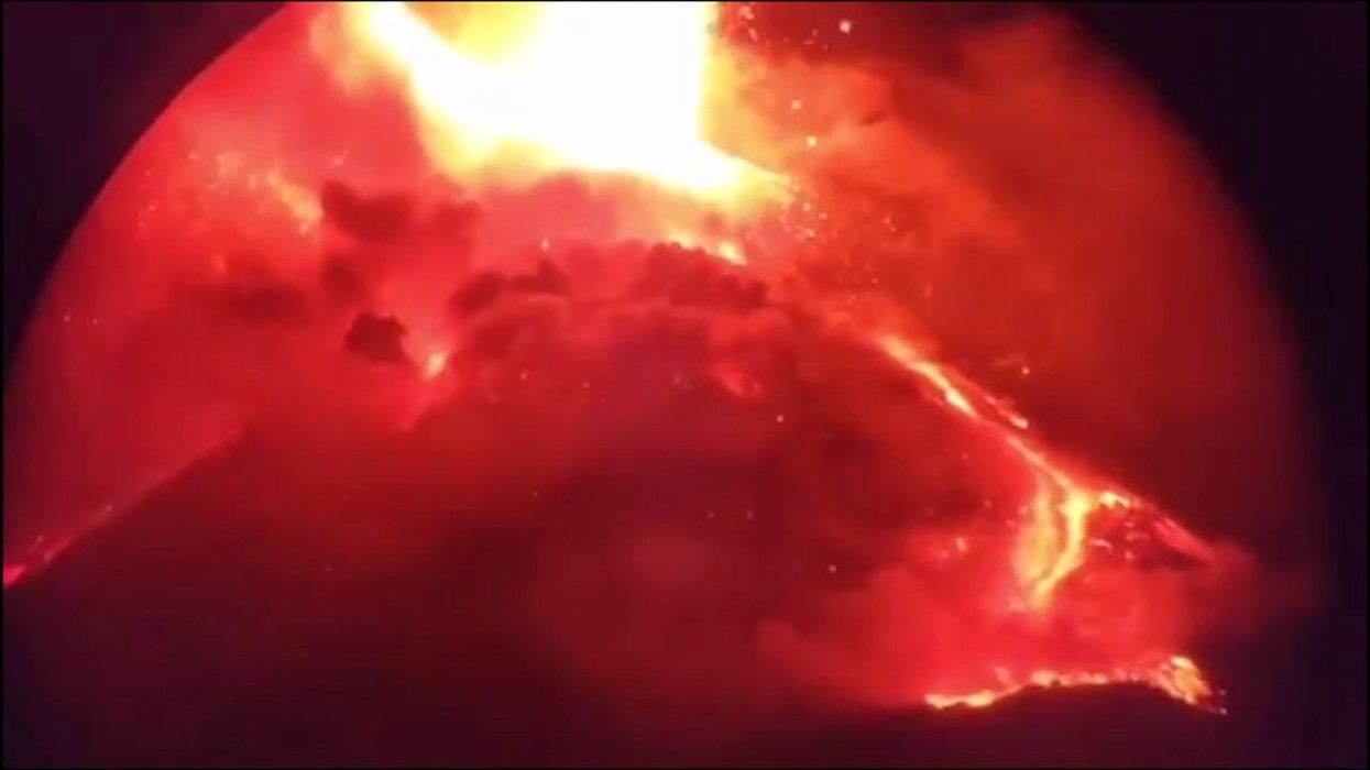 Etna: eruzione nella notte, le immagini spettacolari | video