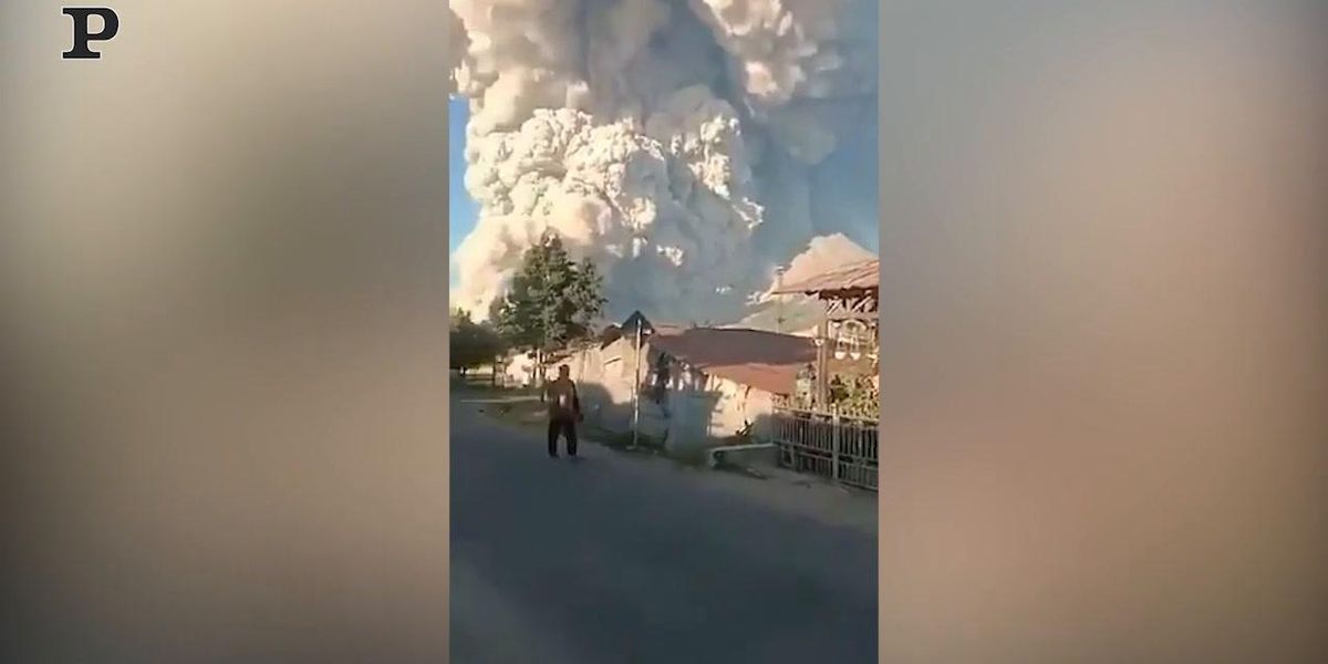 Eruzione del vulcano Sinabung: colonna di fumo alti 5 km | video