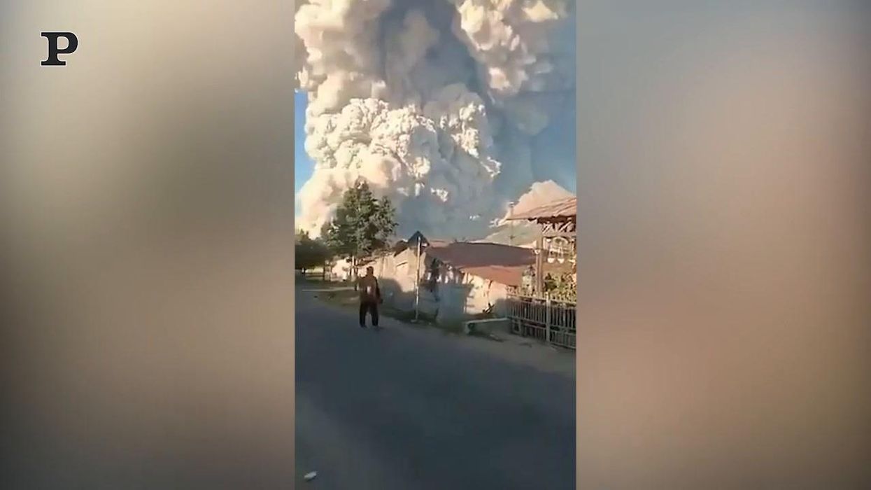 Eruzione del vulcano Sinabung: colonna di fumo alti 5 km | video