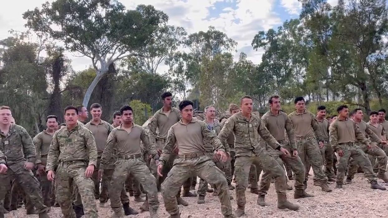 Esercito neozelandese esegue la tradizionale haka Tū | video