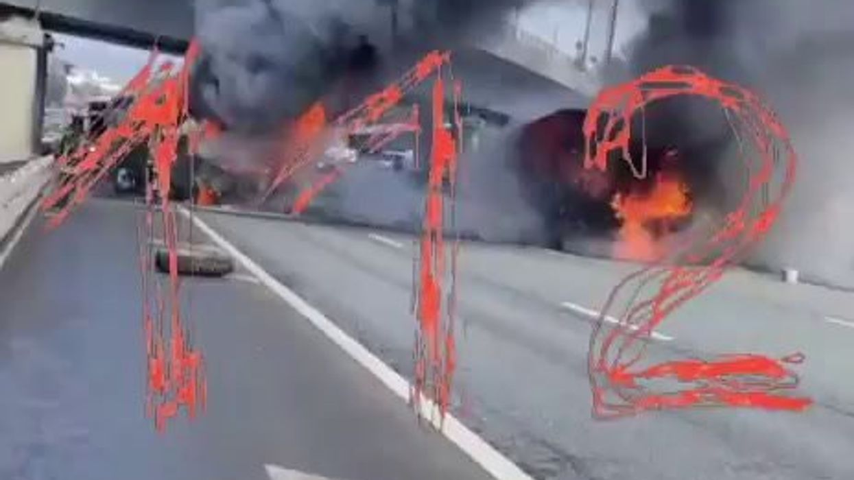 Camion esplode contro autobus di soldati russi sulla tangenziale a Mosca | video