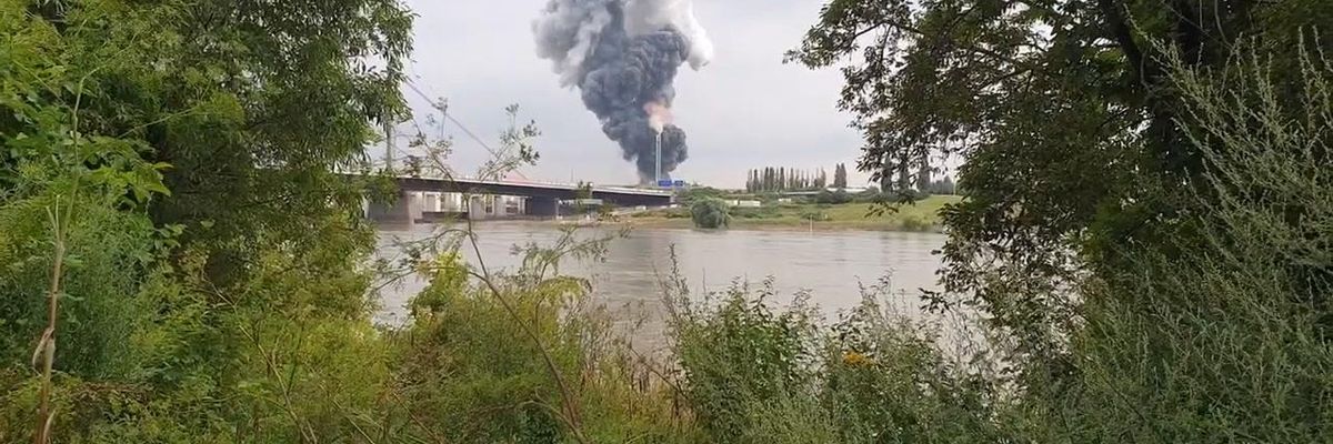 Leverkusen, in fiamme uno stabilimento chimico | Video