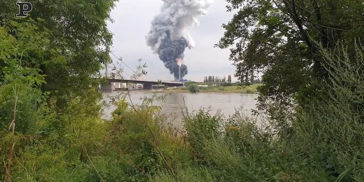 Leverkusen, in fiamme uno stabilimento chimico | Video