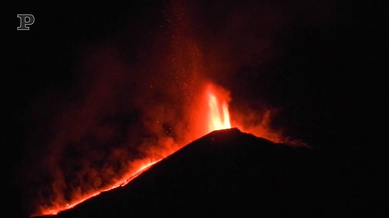 La spettacolare eruzione dell'Etna: fontane di lava e nubi alte 10 km | Video