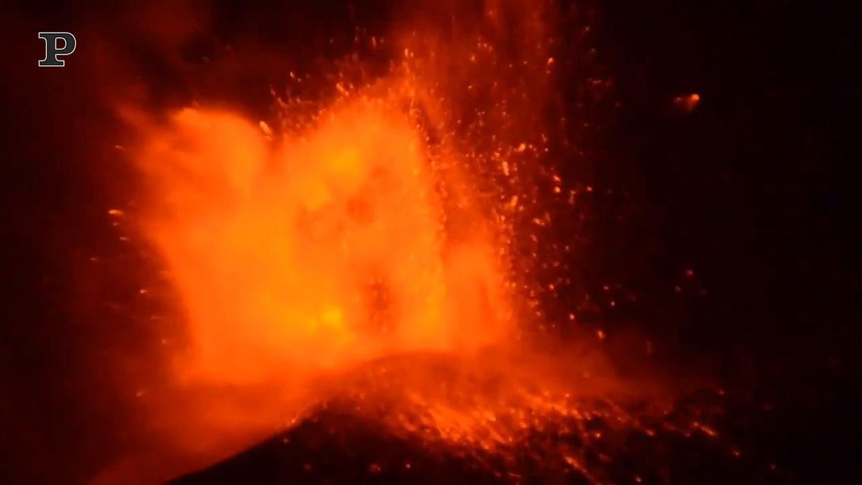 Etna, nuova spettacolare eruzione nella notte | video